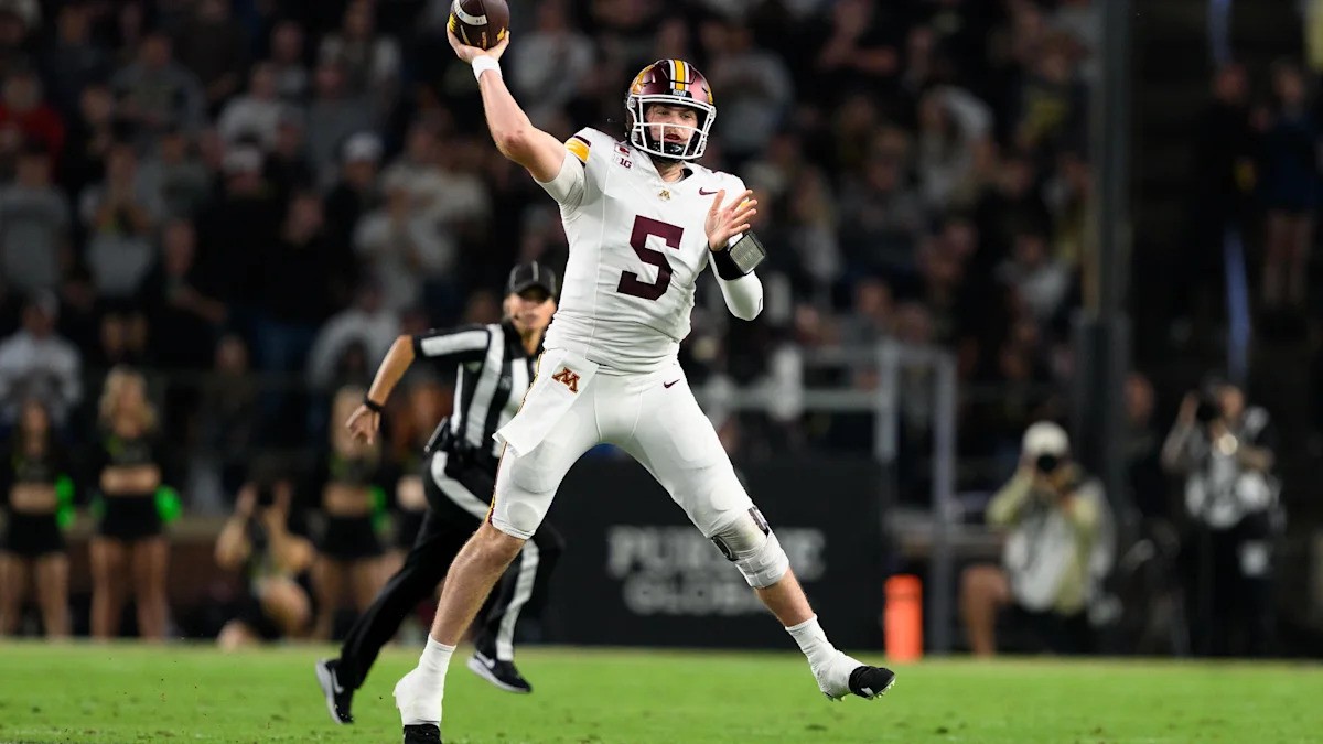 Iowa vs. Minnesota: Rival Insider Picks Hawkeyes to Keep Floyd of Rosedale