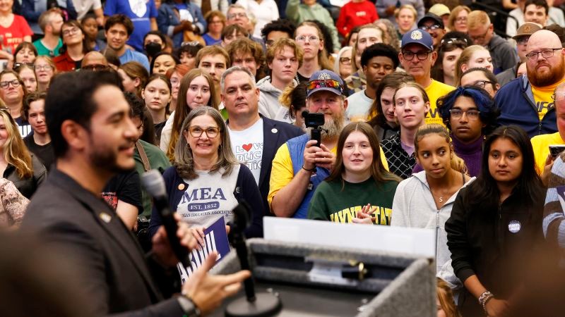 Midterm Anxiety Grips Iowa as Economy Takes Center Stage